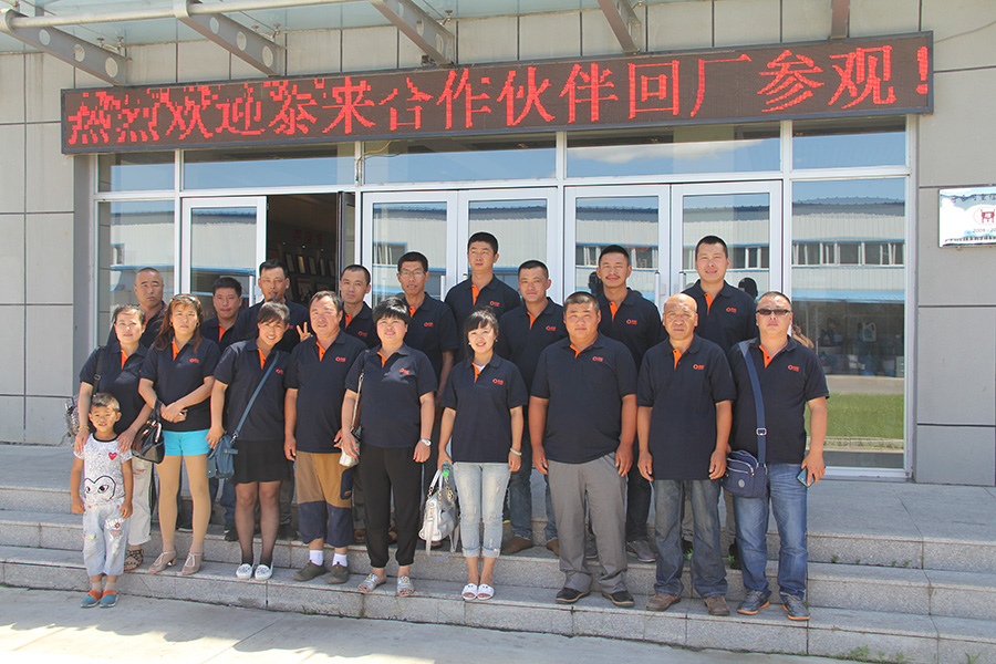 合作伙伴参观大庆生产基地 自动化的洁净环境令人叹服